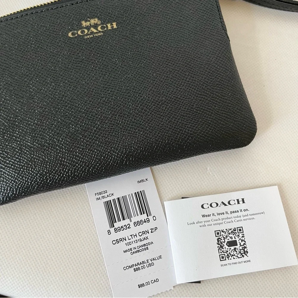 Coach Black Leather Corner Zip Wristlet NWT